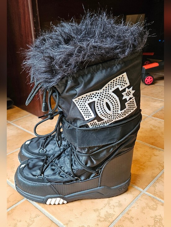 DC Shoes - VTG DC Shoes Chalet SE 2.0 Black Snow Moon Boots Faux Fur Rhinestone Y2K